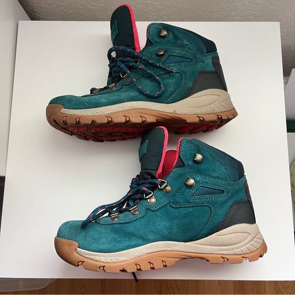 Women’s Columbia Newton Ridge Teal/Red Hiking Boot, Size 7 - Picture 1 of 6